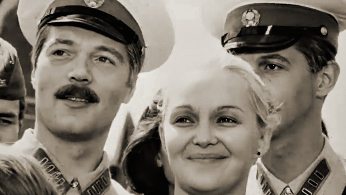 Евгения Жарикова называли советским Аленом Делоном. Оба дьвольски красивы и даже похожи внешне. Оба талантливые актеры, купались в любви зрителей и особенно женщин.-3