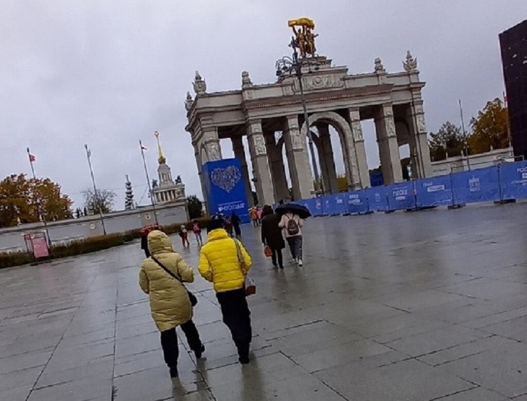 Сегодня, даже входя на ВДНХ, видишь наглядную агитацию выставки-форума "Россия". Все фотографии этой статьи сделаны автором канала.