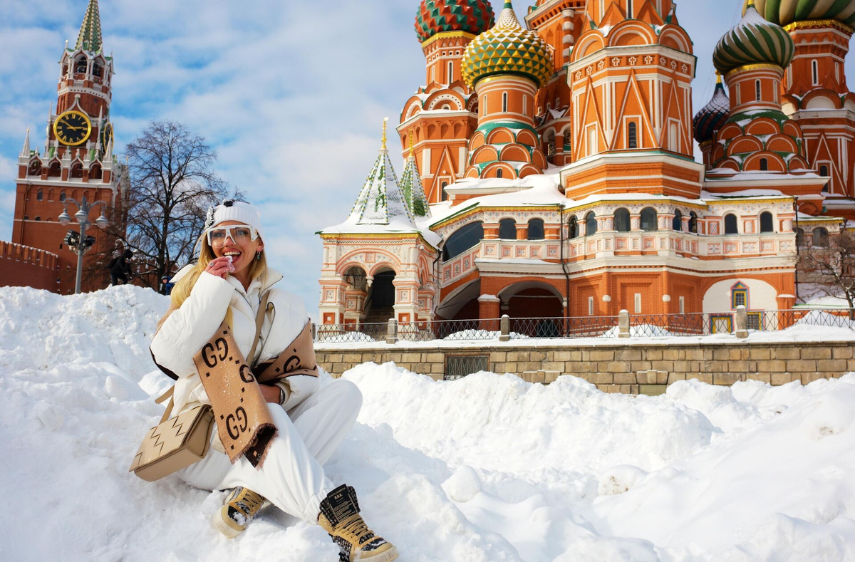 Зимние экскурсии. Девушка возле храма. Зима в России. Москва в феврале. Красивые места в России для отдыха зимой.