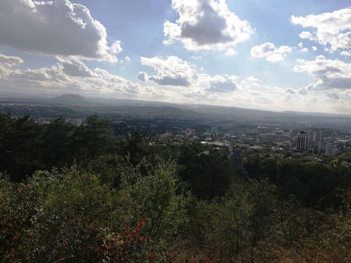 Вид на Пятигорск с вершины горы Казачка.