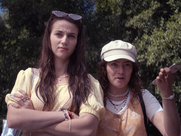 модные местные девушки