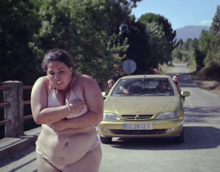 почти без одежды Сара убегает домой 