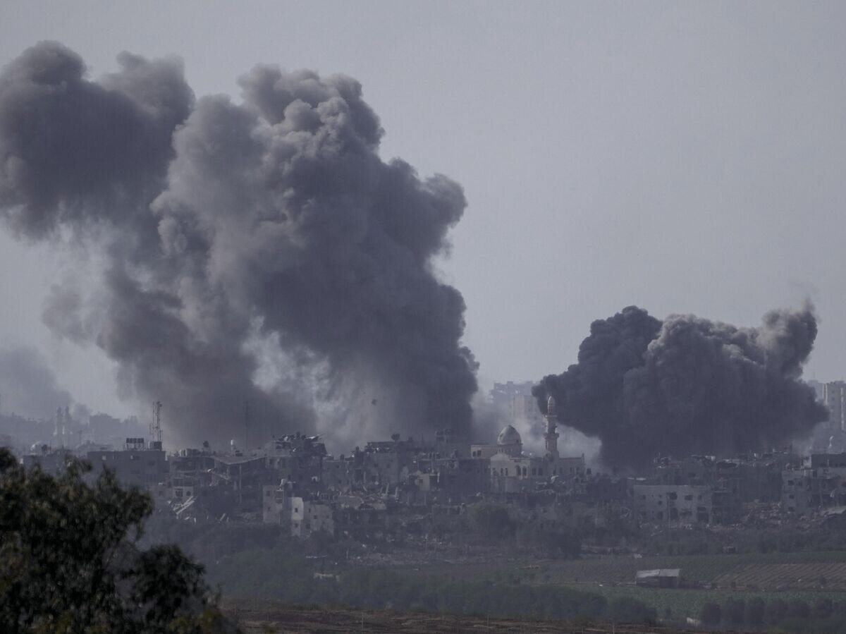    Дым после израильского авиаудара по сектору Газа© AP Photo / Leo Correa