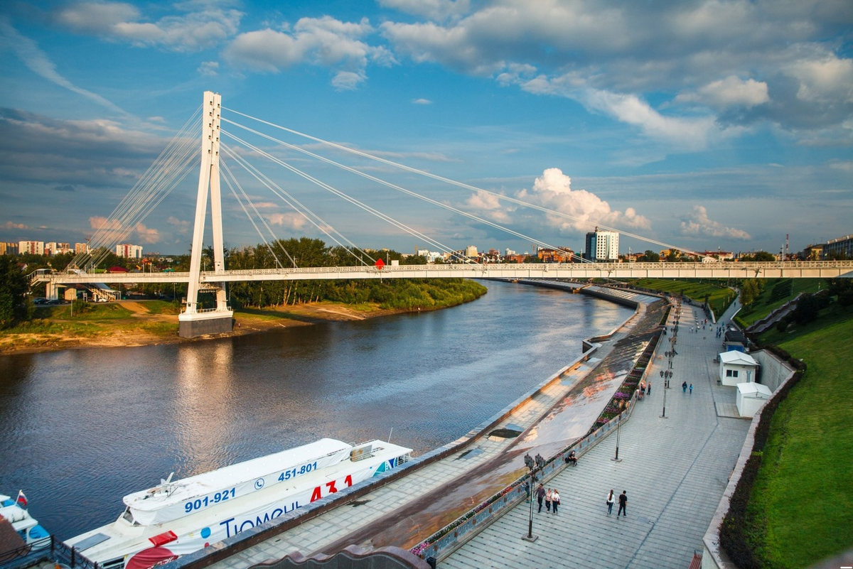 Мост в тюмени. Мост влюбленных Тюмень. Набережная Тюмень мост влюбленных. Вантовый мост Тюмень. Пешеходный мост влюбленных в Тюмени.