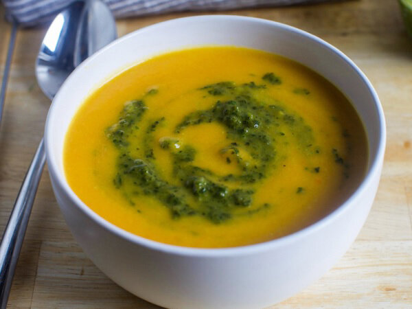 Этот крем-суп из кабачков имеет сладковатый вкус благодаря моркови, сладкому картофелю и луку, приготовленным на сливочном масле.
