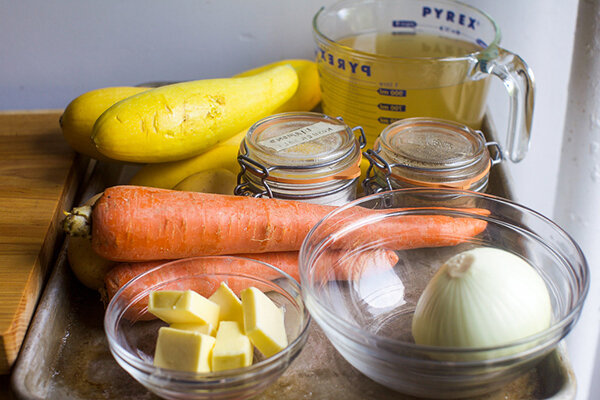 Этот крем-суп из кабачков имеет сладковатый вкус благодаря моркови, сладкому картофелю и луку, приготовленным на сливочном масле.-2