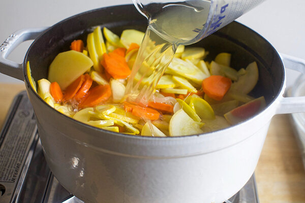 Этот крем-суп из кабачков имеет сладковатый вкус благодаря моркови, сладкому картофелю и луку, приготовленным на сливочном масле.-7