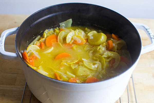 Этот крем-суп из кабачков имеет сладковатый вкус благодаря моркови, сладкому картофелю и луку, приготовленным на сливочном масле.-10