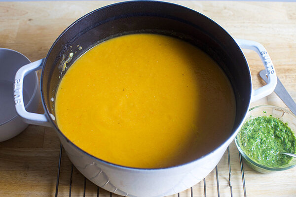 Этот крем-суп из кабачков имеет сладковатый вкус благодаря моркови, сладкому картофелю и луку, приготовленным на сливочном масле.-11