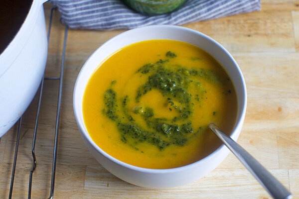 Этот крем-суп из кабачков имеет сладковатый вкус благодаря моркови, сладкому картофелю и луку, приготовленным на сливочном масле.-12