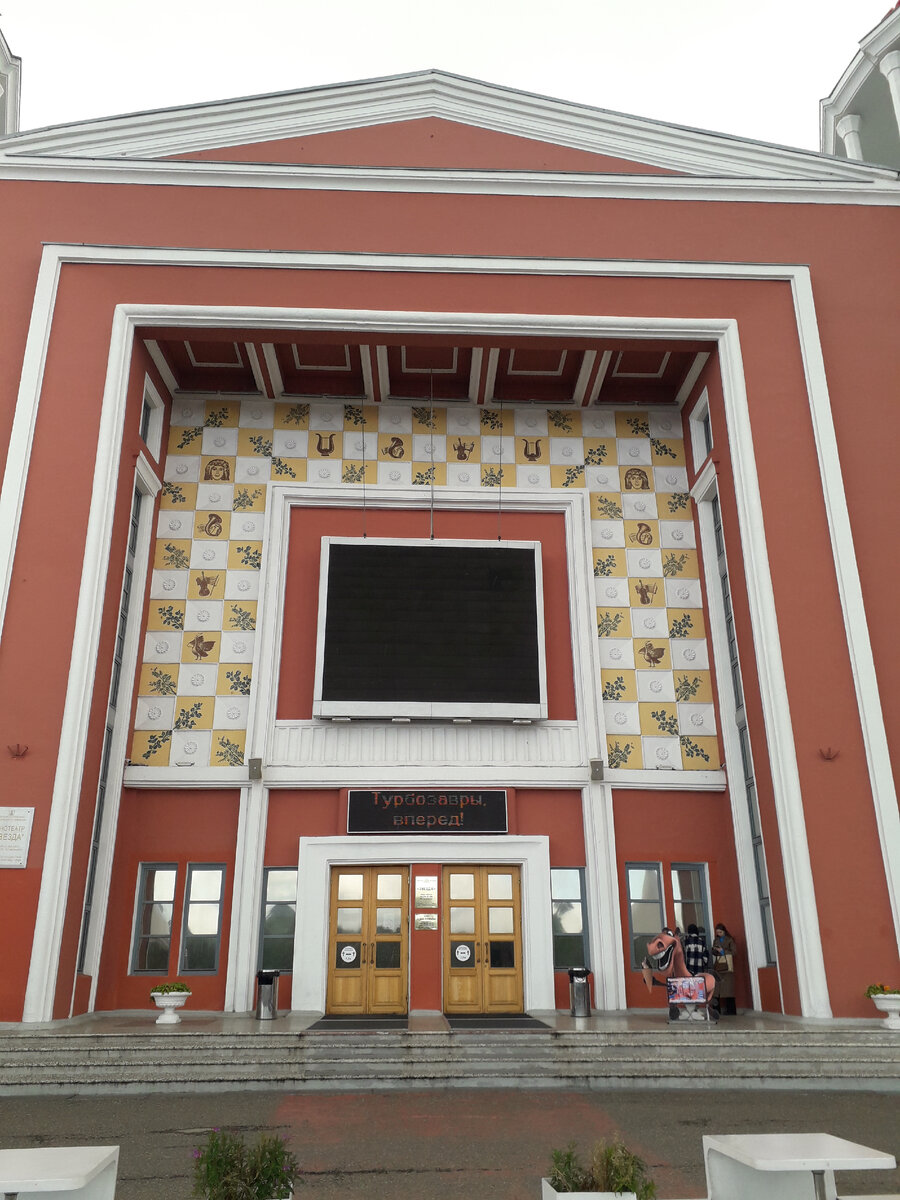 Вход в кинотеатр