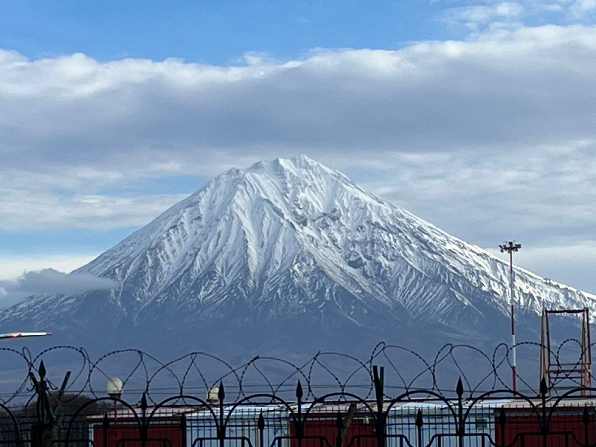 Карякский вулкан с территории аэропорта