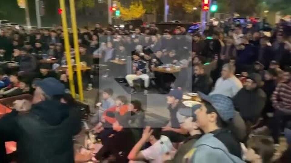    Более 400 человек смотрят турнир UFC 294 в центре Махачкалы