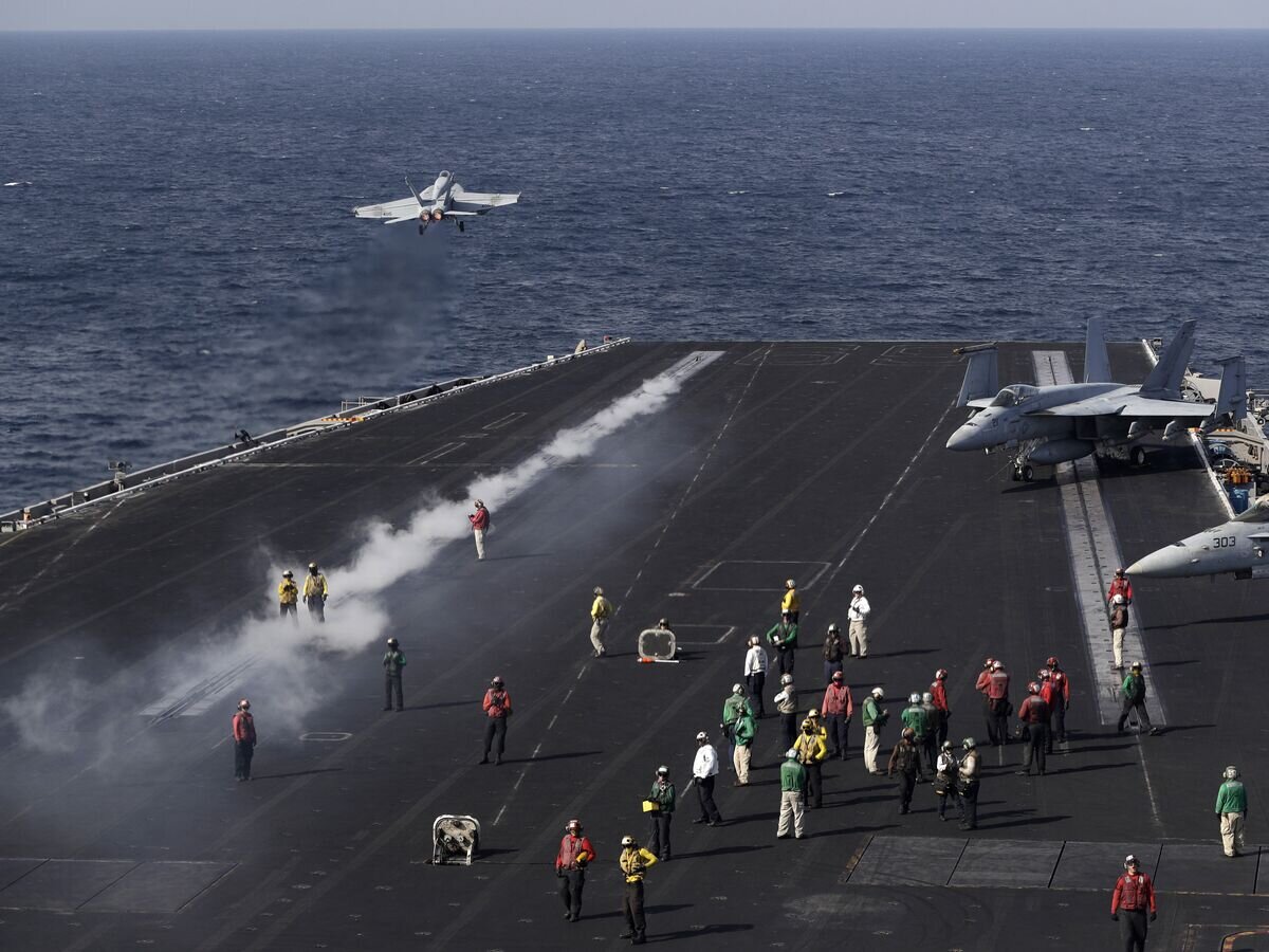    Американский авианосец Дуайт Эйзенхауэр в Персидском заливе© AP Photo / Petr David Josek