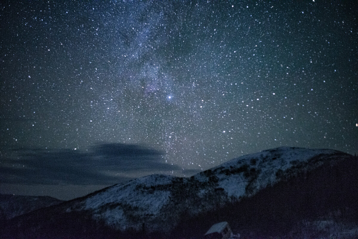 Снежные горы отражаю свет от звезд. Это очень красиво