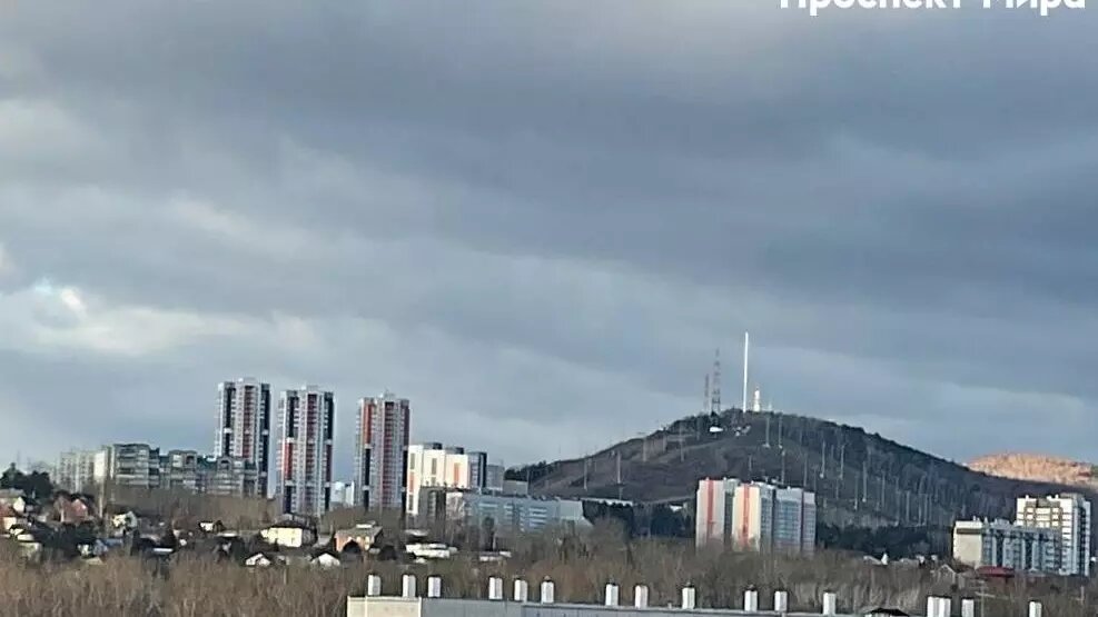     Сильный ветер сорвал триколор на Николаевской сопке. Теперь флагшток пустует.