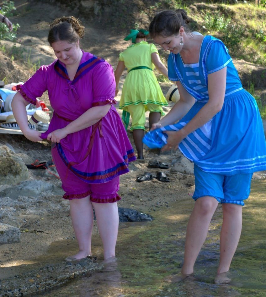    Дамы на фото - в купальных костюмах. Фото: Из личного архива Дмитрия Ханя