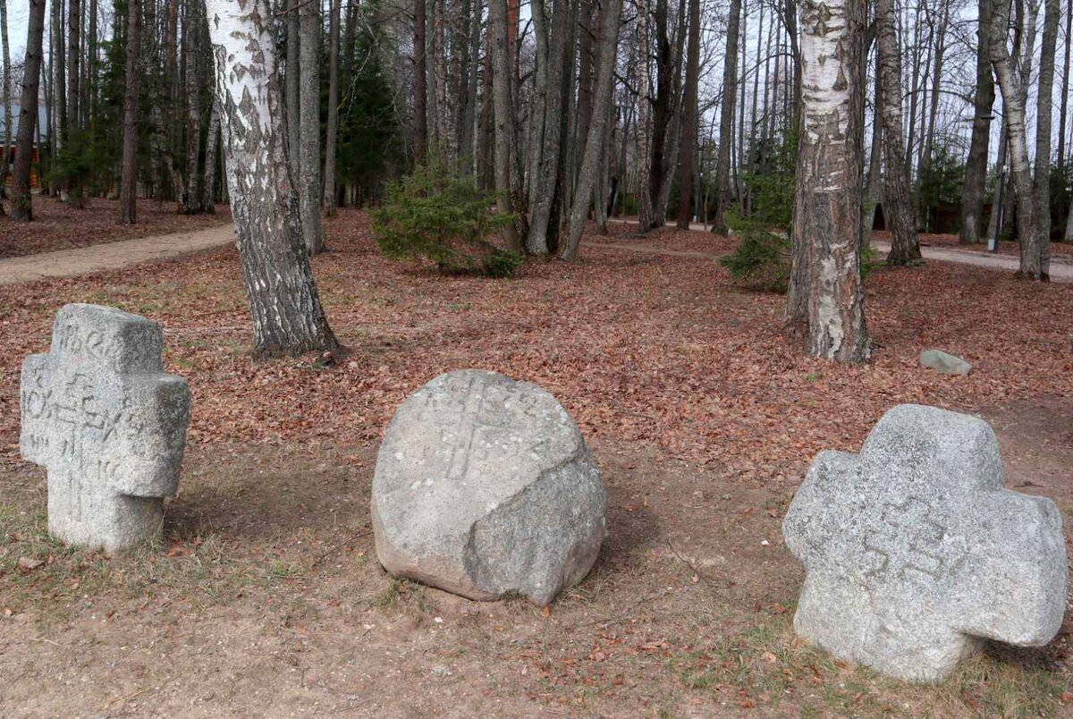 Поклонные кресты. Их относят ко времени Ивана Грозного. Якобы по дороге к Богородицкому монастырю их стояло 12