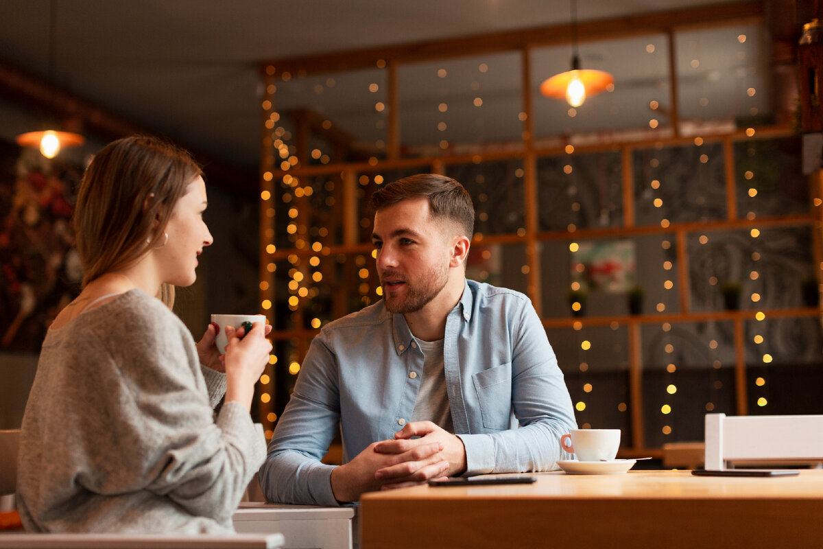 Изображение от <a href="https://ru.freepik.com/free-photo/low-angle-woman-and-male-at-restaurant_6447353.htm#query=%D0%BC%D1%83%D0%B6%D1%87%D0%B8%D0%BD%D0%B0%20%D1%81%20%D0%B4%D0%B5%D0%B2%D1%83%D1%88%D0%BA%D0%B0%D0%BE%D0%B9%20%D0%B2%20%D0%BA%D0%B0%D1%84%D0%B5&position=6&from_view=search&track=ais">Freepik</a>
