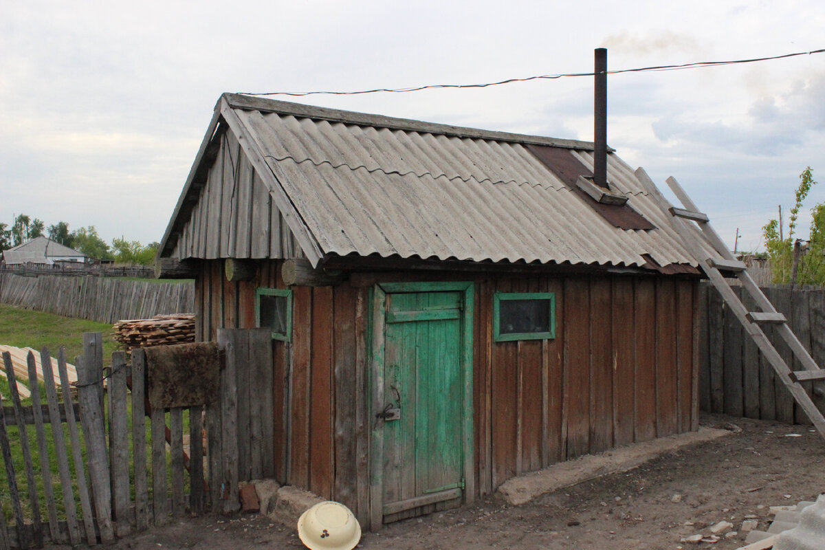 На фото: Моей тёщи баня выстроенная тестем в далёком 1979 году, давно уже не действующая.