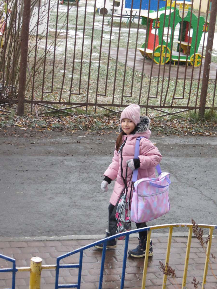 Идет в художку.