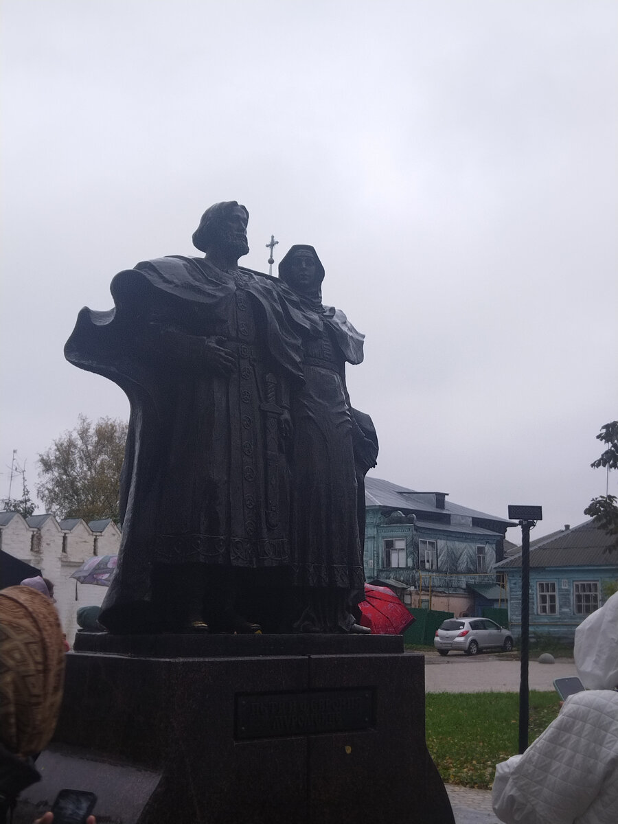 Памятник Петру и Февронии, позади княгини и пристроился зайчишка🐰