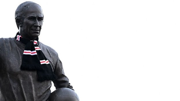    Памятник Бобби Чарльтону. Reuters