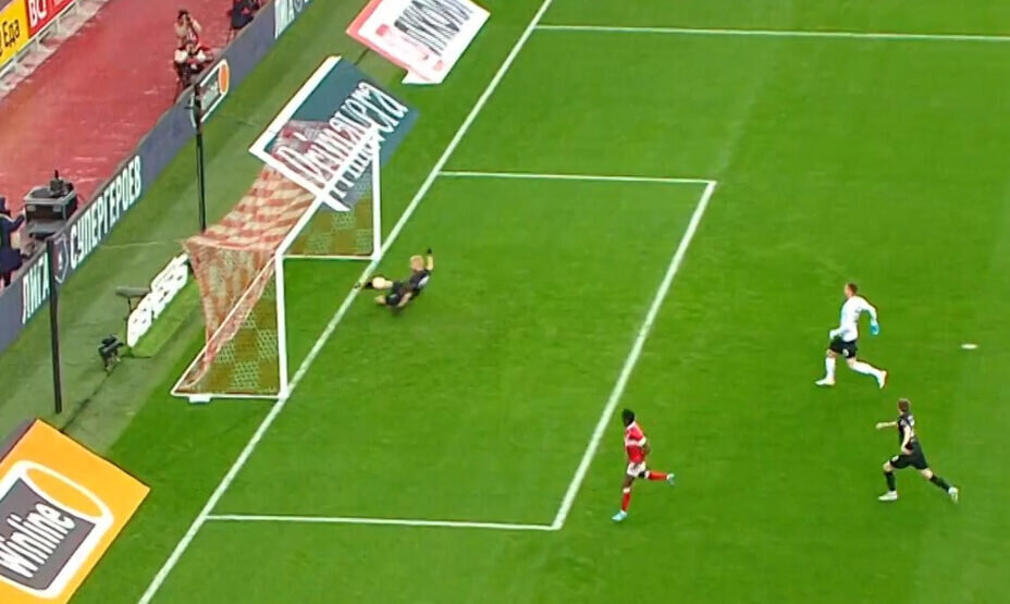    Защитник «Пари НН» выбил мяч из пустых ворот. Фото: кадр трансляции «Матч ТВ»