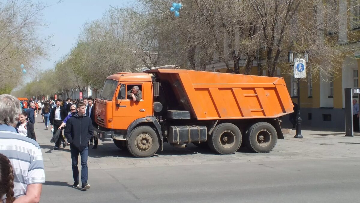     Жуткое дорожно-транспортное происшествие произошло в субботу, 20 октября, в Ялуторовске. На улице Северной в забор срезался водитель КамАЗа.