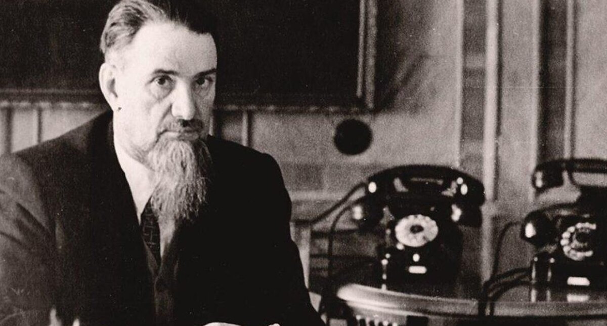 Игорь Васильевич Курчатов - советский физик, «отец» советской атомной бомбы. 
Трижды Герой Социалистического Труда (1949, 1951, 1954), доктор физико-математических наук (1933), профессор (1935). Основатель и первый директор Института атомной энергии (1943 - 1960). Главный научный руководитель атомного проекта в СССР, один из основоположников использования ядерной энергии в мирных целях. Лауреат Ленинской премии и четырёх Сталинских премий. 