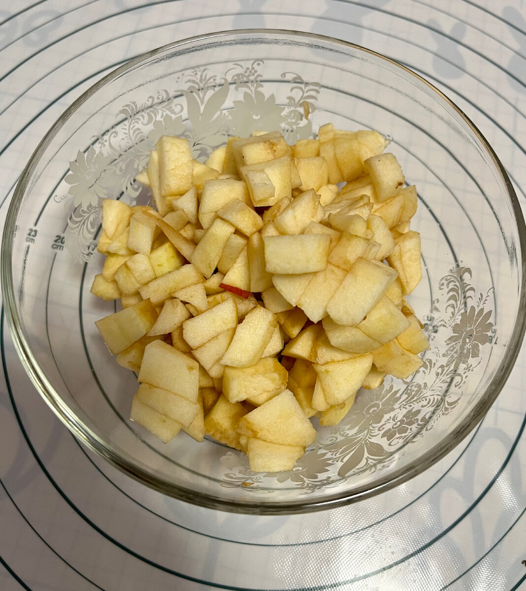 Нарезаем яблоки небольшими кусочками