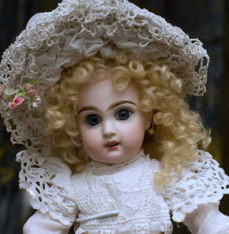 Куколки 18. Французские куклы 19 века Жюмо. Старинные фарфоровые куклы 19 века. Антиквариатные куклы Дороти. Кукла фарфоровая.