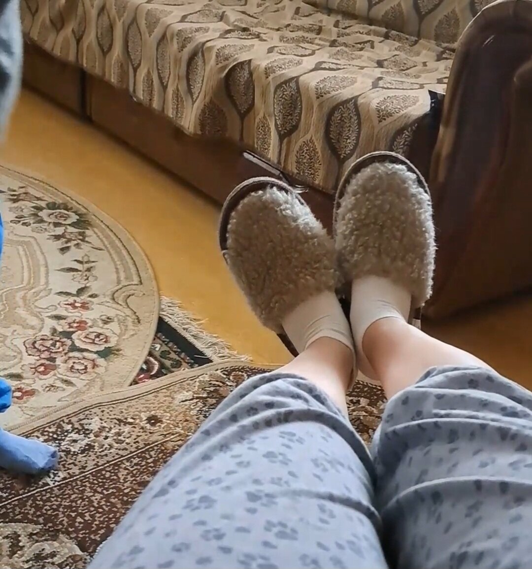 Все выходные притаскивает мои тапочки и одевает мне их. Это так мило 