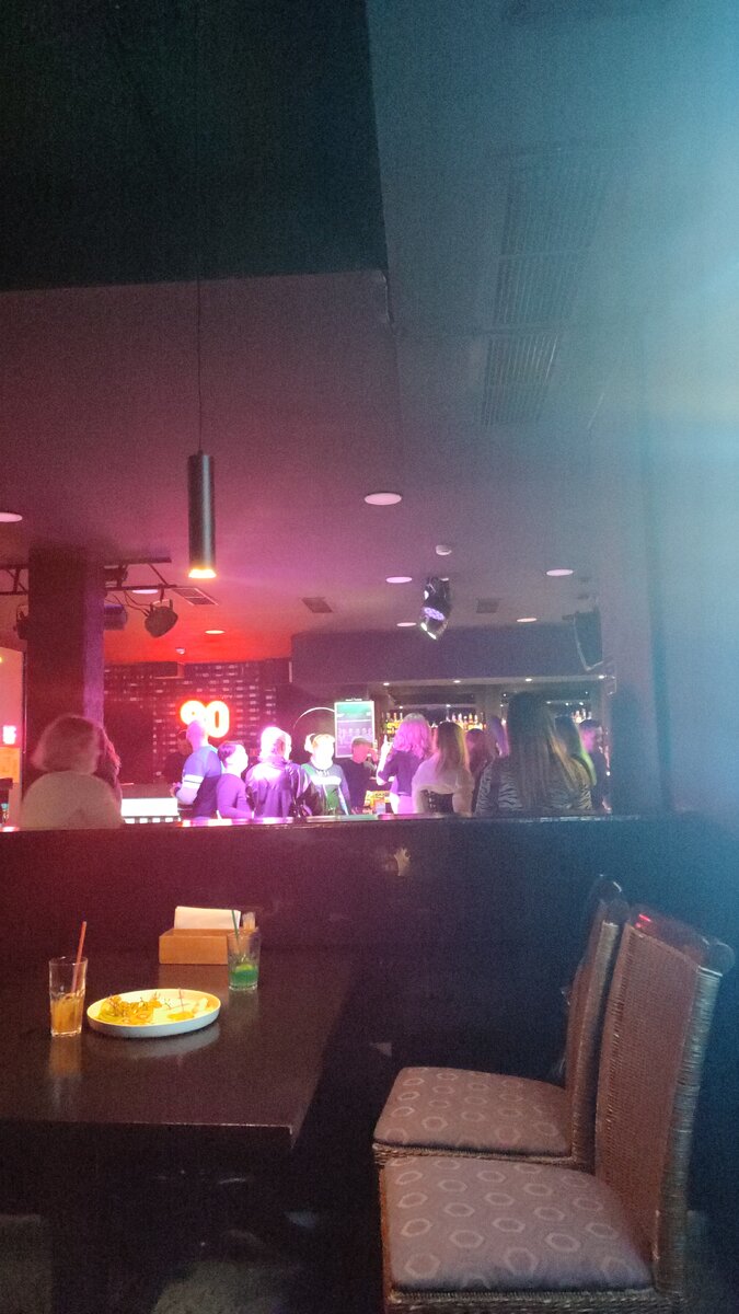 В этот момент ещё не много народу