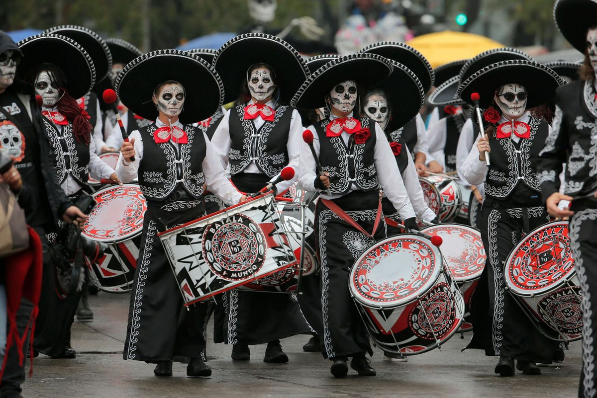 Day mexico. Парад мертвых в Мексике. Синко де Майо праздник в Мексике. Мексиканский праздник день мертвых. Фестиваль мертвых в Мексике.