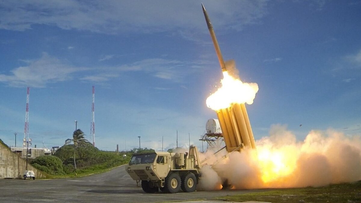     США развернут на Ближнем Востоке противоракетные комплексы THAAD и дополнительные зенитно-ракетные комплексы Patriot. Об этом сообщил глава Пентагона Ллойд Остин. По информации СМИ, Китай направил на Ближний Восток оперативную группу из шести военных кораблей.