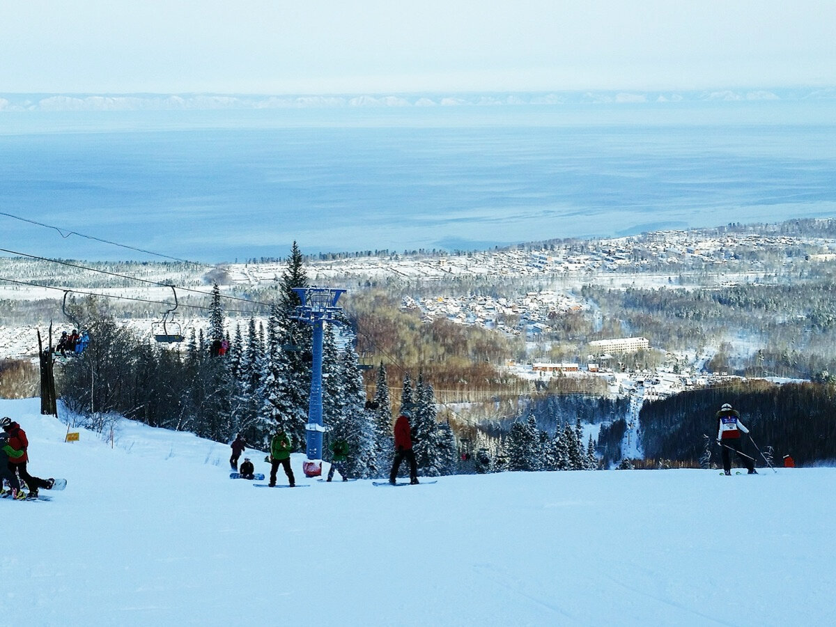 С горы Соболиной открывается вид на город Байкальск и озеро Байкал. Источник фото: Миллер Наталья/CC BY-SA 4.0