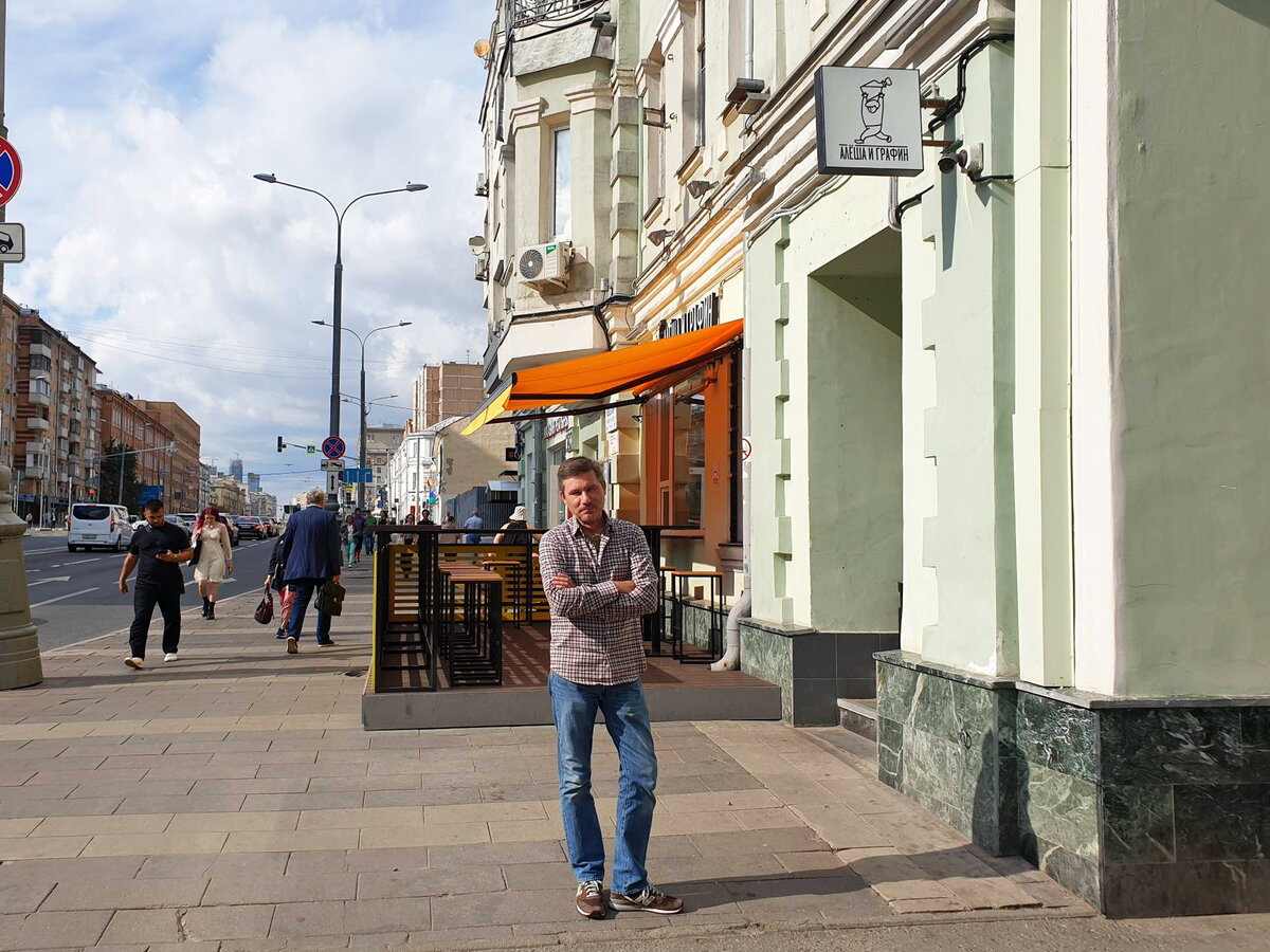 Вход и веранда кафе-бара "Алёша и графин"