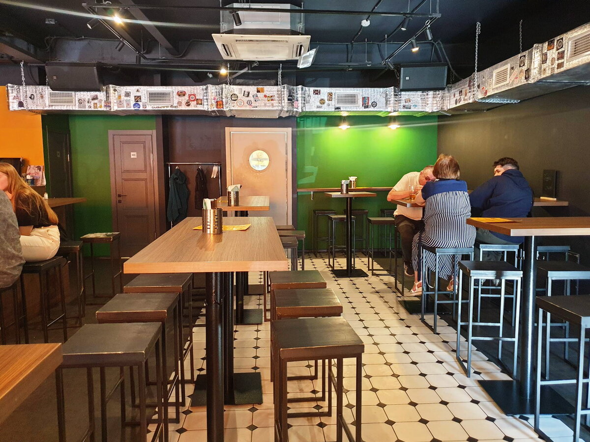 Общий вид зала кафе-бара "Алёша и графин"