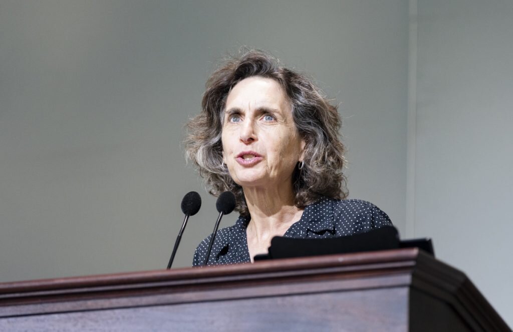 Элизабет Колберт. Источник изображения: https://chqdaily.com/2021/07/pulitzer-winner-elizabeth-kolbert-examines-humanitys-desire-to-control-nature/