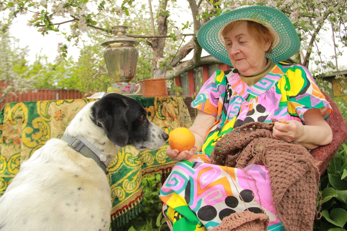 В своем саду под яблонями