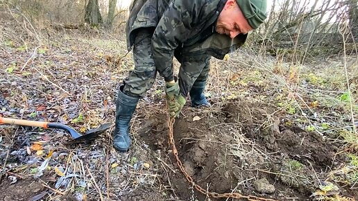 Старинная цепь уходила глубоко в землю То что откопал - озадачило.