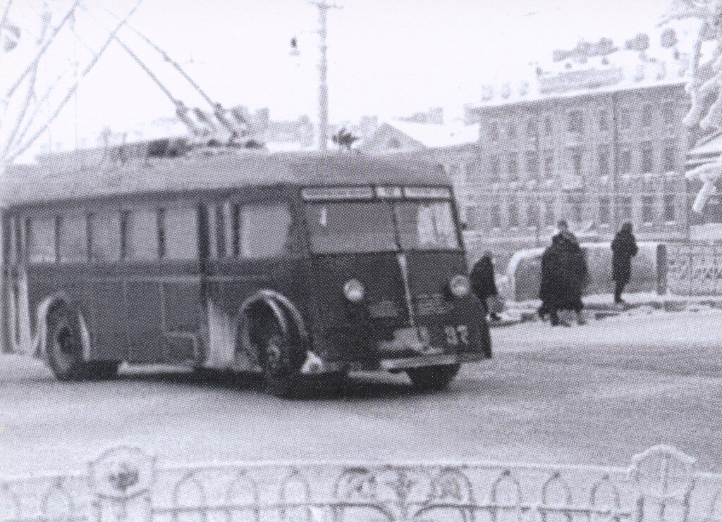 ЯТБ-1 №37 на набережной реки Фонтанки, 1937 г. Источник: набор открыток «Первые троллейбусы в Ленинграде», издательство «Лики России», 2006 год. ЦГАКФФД. 