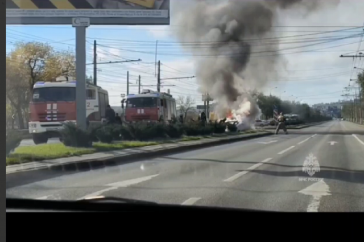    Легковой автомобиль сгорел воскресным утром на перекрестке в Волгограде