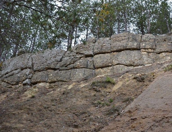 Стена крепости микенской эпохи близ Златограда (Болгария), выполненная циклопической кладкой, примерно в местах обитания сапеев и бистонов. 