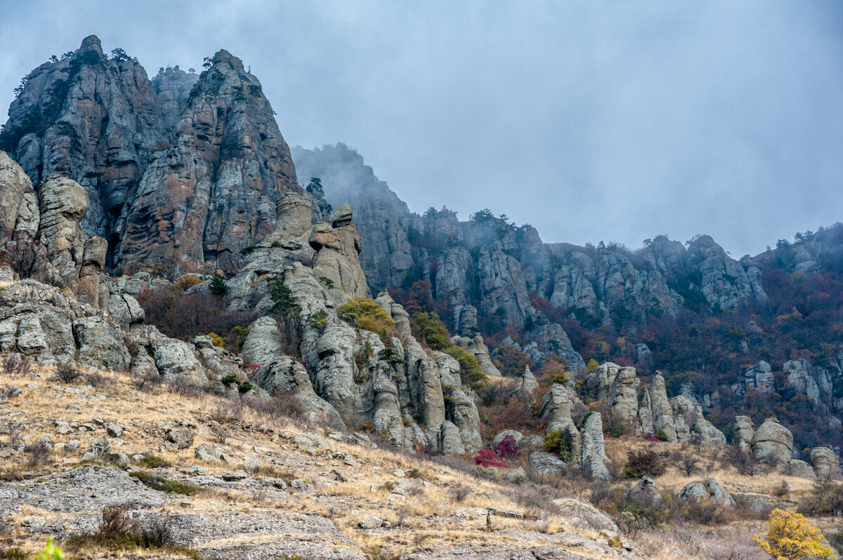 Демерджи яйла. Демерджи Алушта гора. Горный массив Демерджи Алушта. Гора Южная Демерджи Крым. Южная Демерджи Долина привидений.