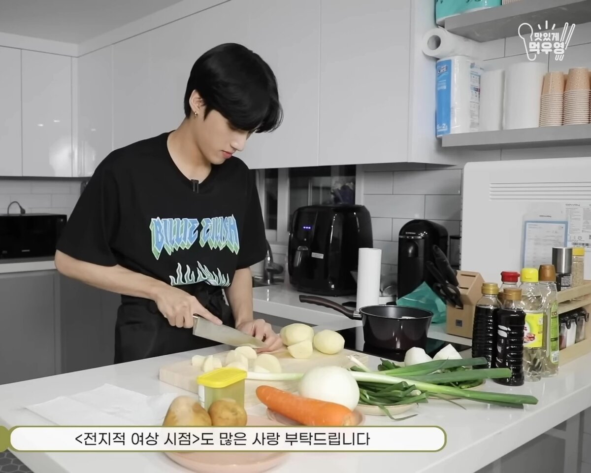 Шеф-повар Чон Уён в процессе😁💕