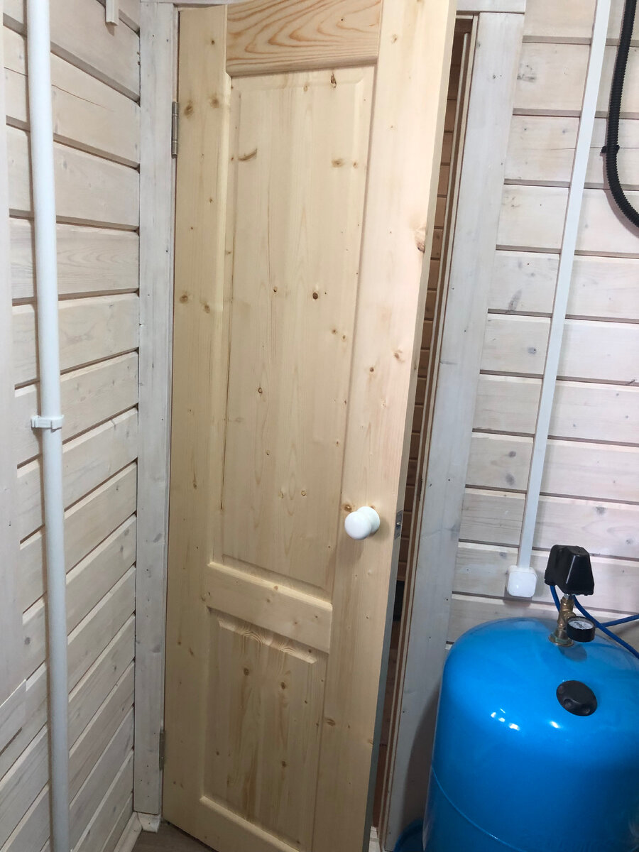 Заменили дверь в котельной 