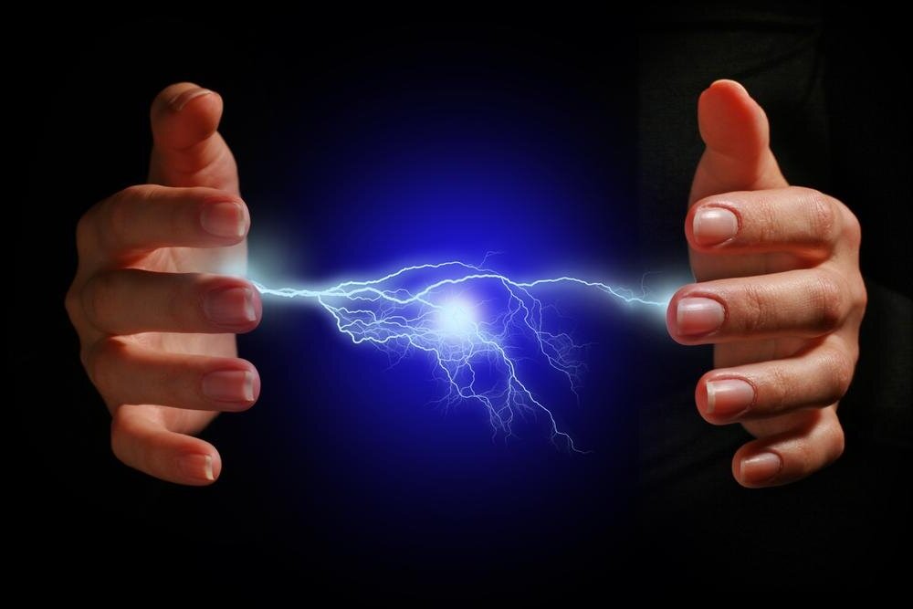 Что такое электричество. Электричество в руках. Магия электричества. Молния в руке. Молнии из пальцев.