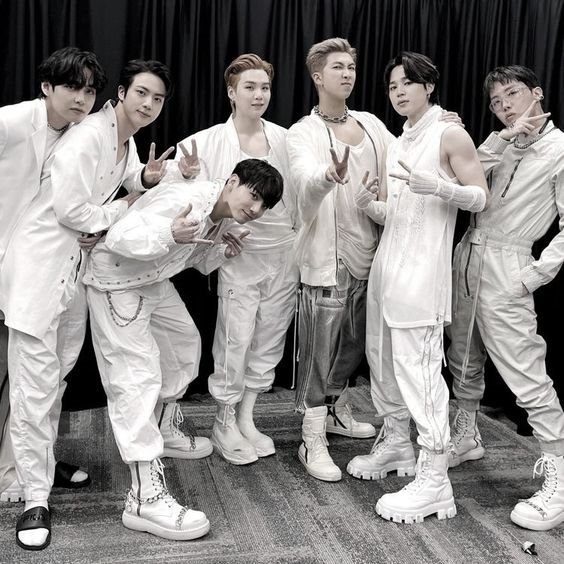 Так, Джин и тут выделился. Тапки надел..